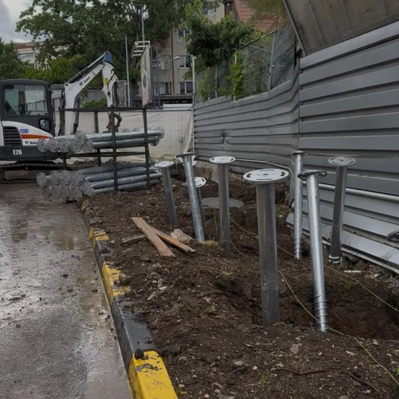 MARTETIC foundation screws installed on an urban site with restricted access