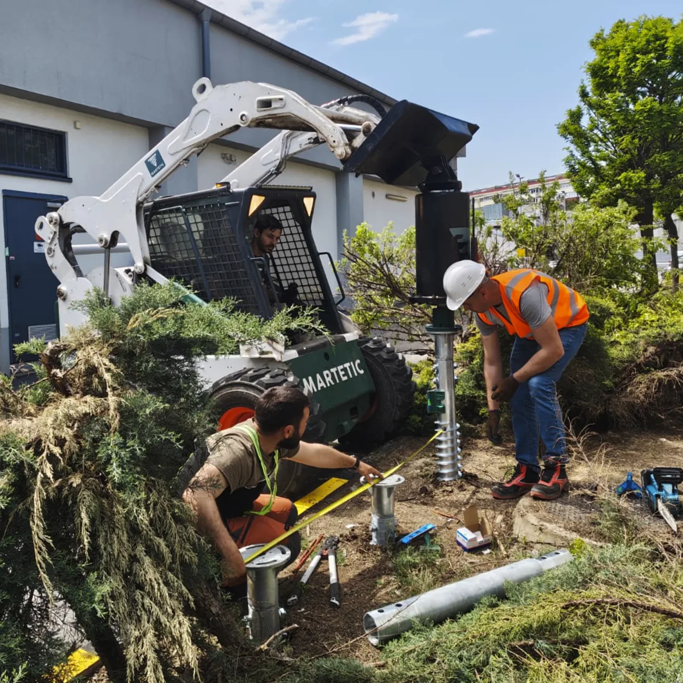 Hydraulic installation of a MARTETIC foundation screw with mechanised machinery