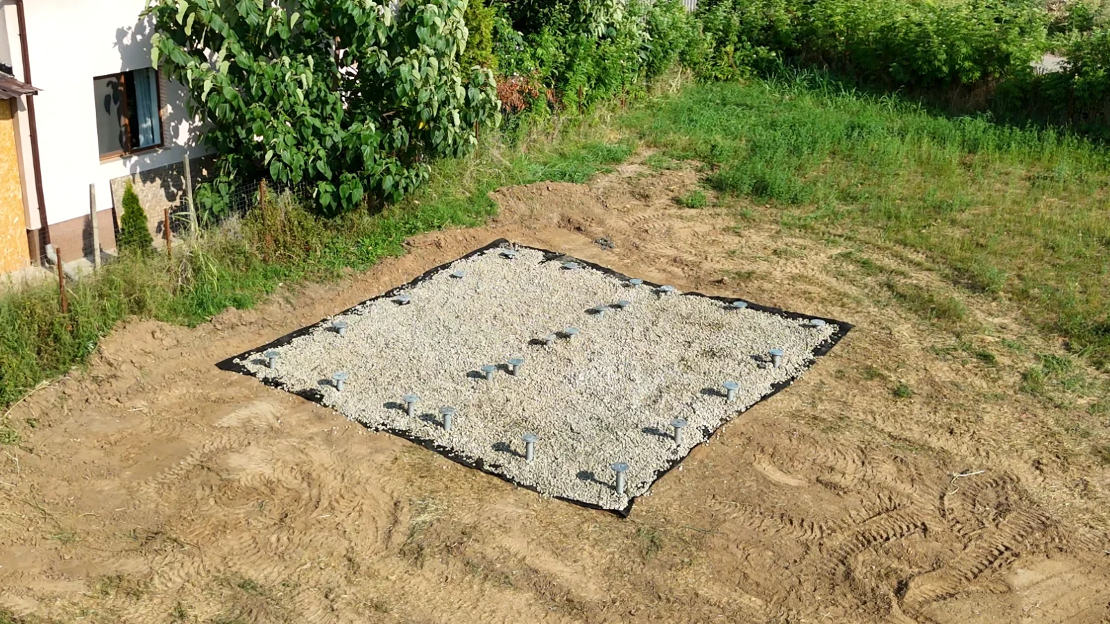 MARTETIC mechanised installation of a foundation screw with hydraulic machinery