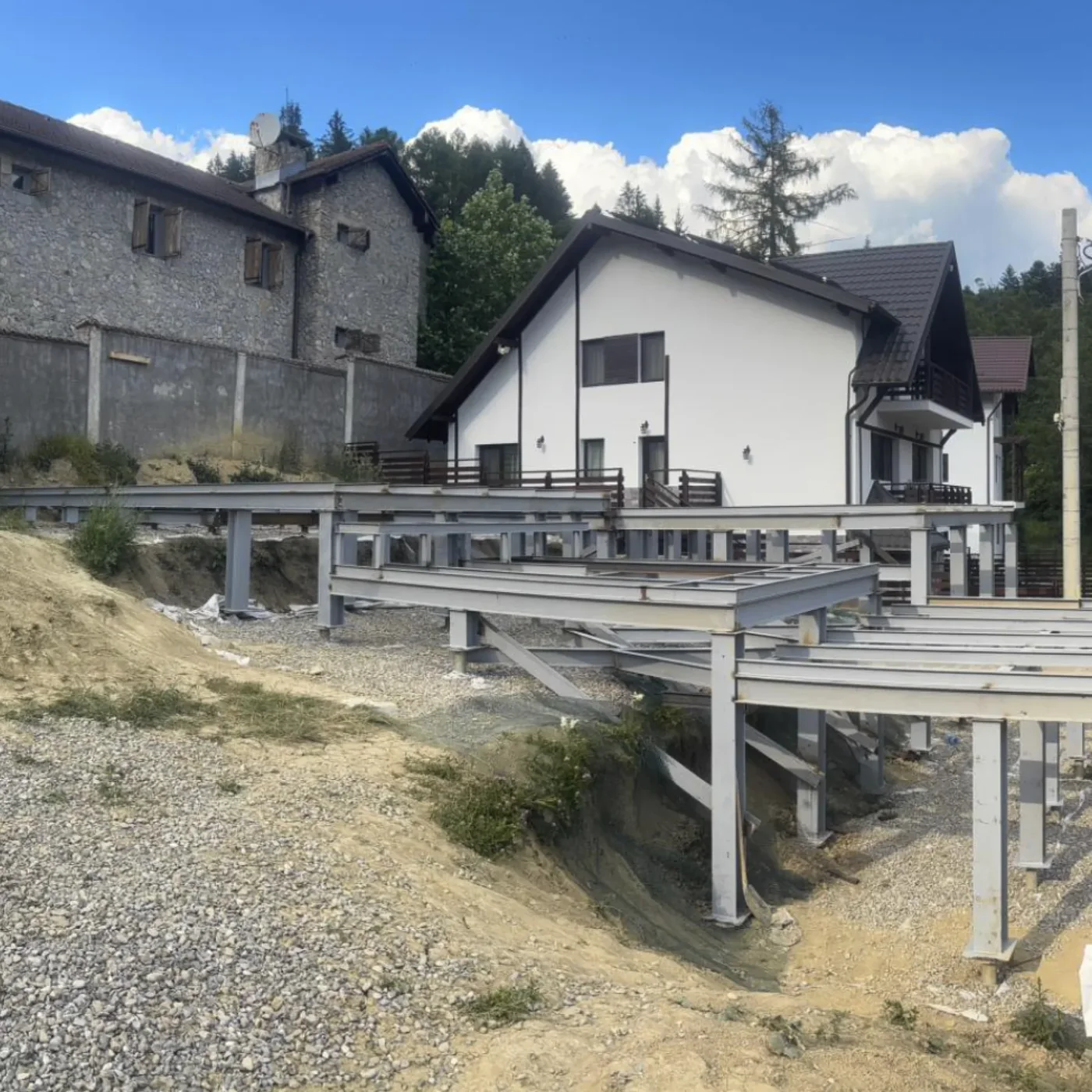 Ground-floor-plus-attic SIP house on an HEA structure and MARTETIC screw foundations in Bușteni