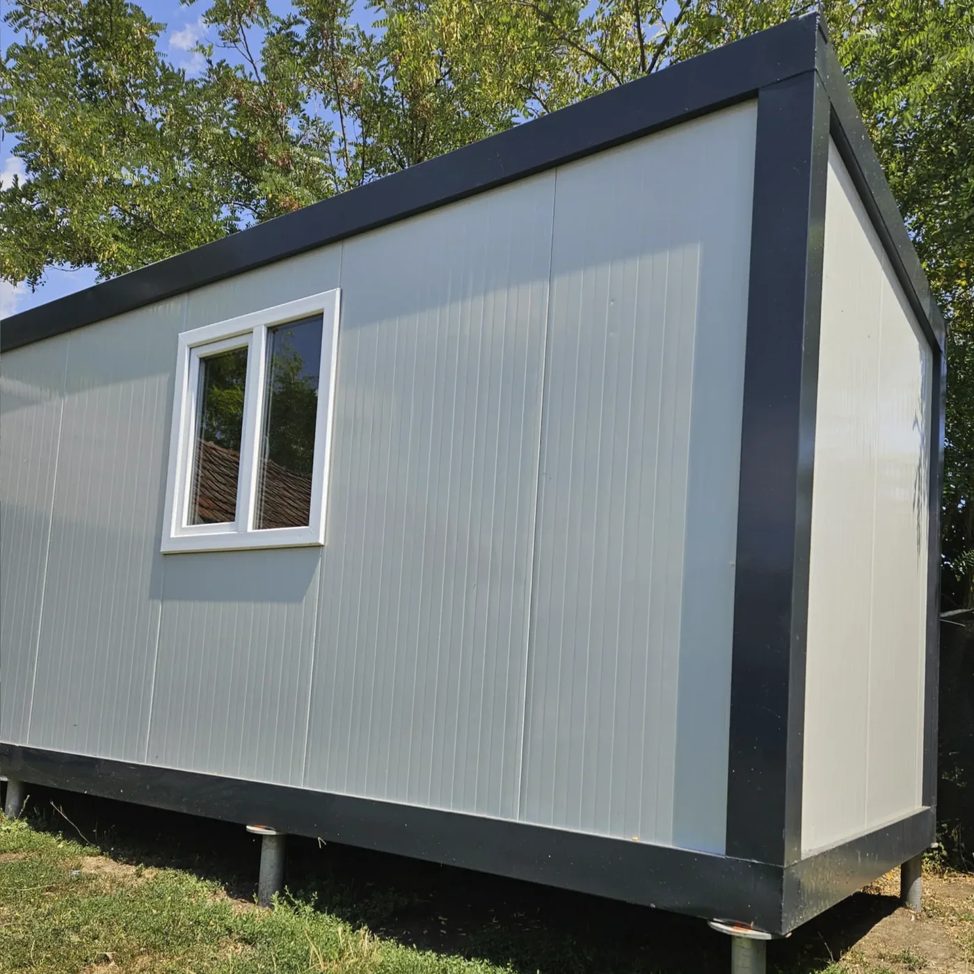 Modular container installed on a MARTETIC screw foundation