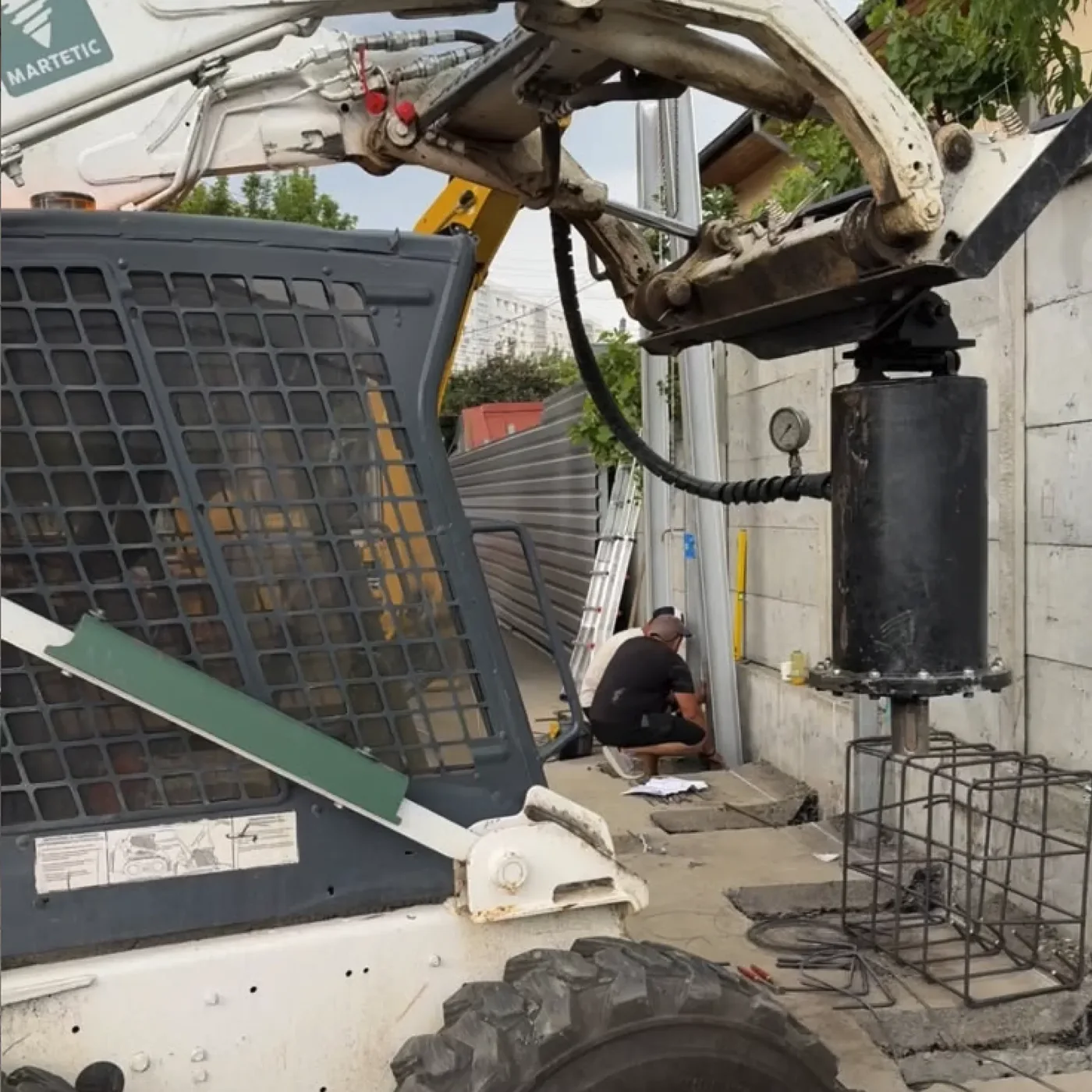 Installing a foundation screw for a MARTETIC hybrid solution