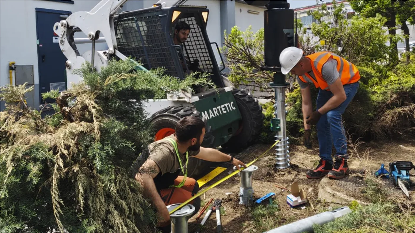 Mechanised screw installation